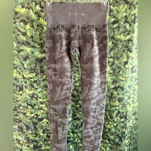 NVGTN Women’s Camo Leggings - Gray